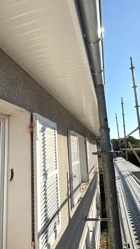 Pose de sous-face lambris bandeaux rive en PVC et gouttière en zinc à Tonnay Charente, Royan, Jean Couverture