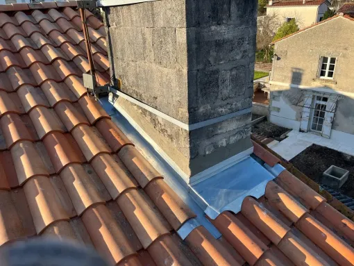 Installation d'une descente en zinc et d'un pied de cheminée en zinc à Cognac, Royan, Jean Couverture