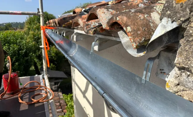 Changement de gouttières en zinc à Boutiers-Saint-Trojan, Royan, Jean Couverture