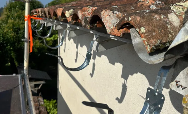 Changement de gouttières en zinc à Boutiers-Saint-Trojan, Royan, Jean Couverture