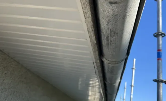 Pose de sous-face lambris bandeaux rive en PVC et gouttière en zinc à Tonnay Charente, Royan, Jean Couverture