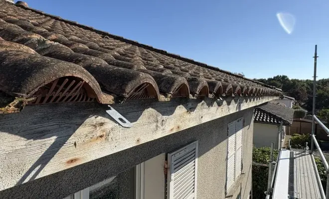 Pose de sous-face lambris bandeaux rive en PVC et gouttière en zinc à Tonnay Charente, Royan, Jean Couverture