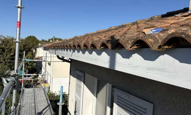 Pose de sous-face lambris bandeaux rive en PVC et gouttière en zinc à Tonnay Charente, Royan, Jean Couverture