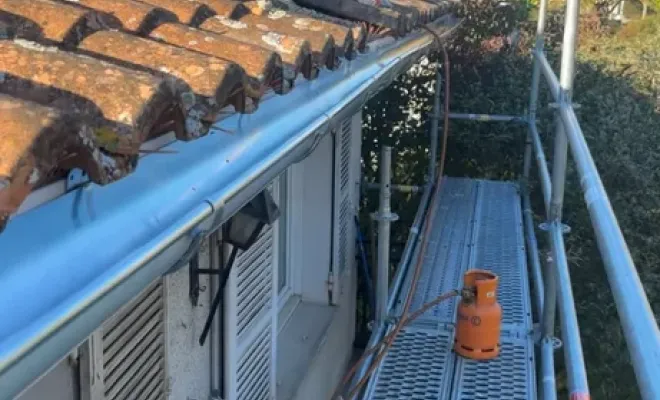 Pose de sous-face lambris bandeaux rive en PVC et gouttière en zinc à Tonnay Charente, Royan, Jean Couverture