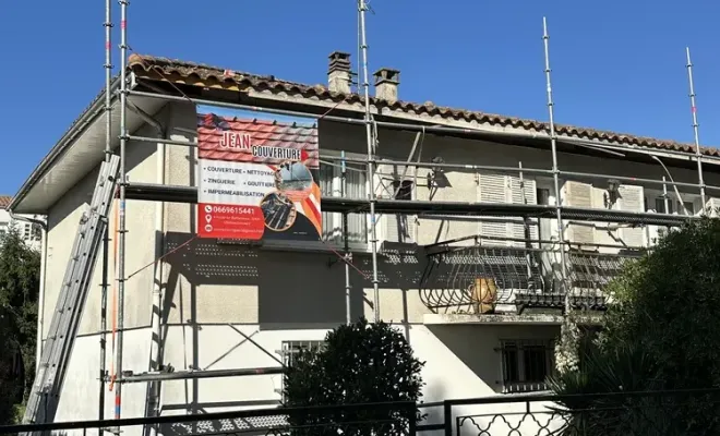 Pose de sous-face lambris bandeaux rive en PVC et gouttière en zinc à Tonnay Charente, Royan, Jean Couverture