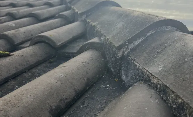 Ragréage, dépose d’un pied de cheminée et démoussage à Châteaubernard, Royan, Jean Couverture