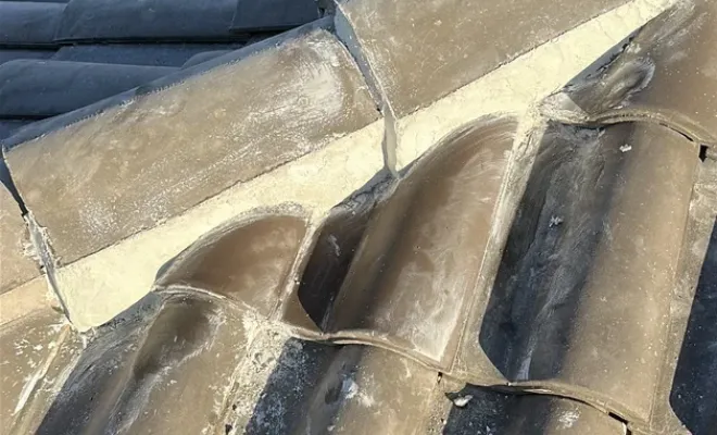 Ragréage, dépose d’un pied de cheminée et démoussage à Châteaubernard, Royan, Jean Couverture