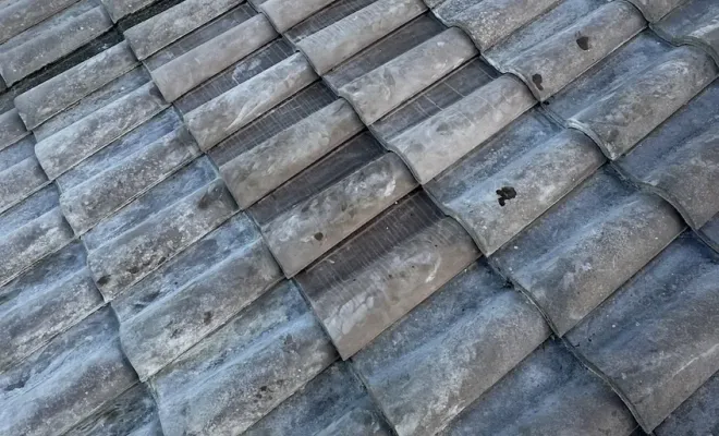 Ragréage, dépose d’un pied de cheminée et démoussage à Châteaubernard, Royan, Jean Couverture