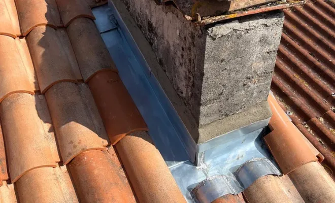 Installation d'une descente en zinc et d'un pied de cheminée en zinc à Cognac, Royan, Jean Couverture