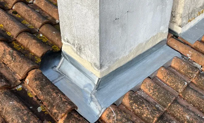 Installation d'une descente en zinc et d'un pied de cheminée en zinc à Cognac, Royan, Jean Couverture